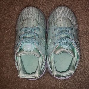 Nike sneaker toddler size 7 - like new